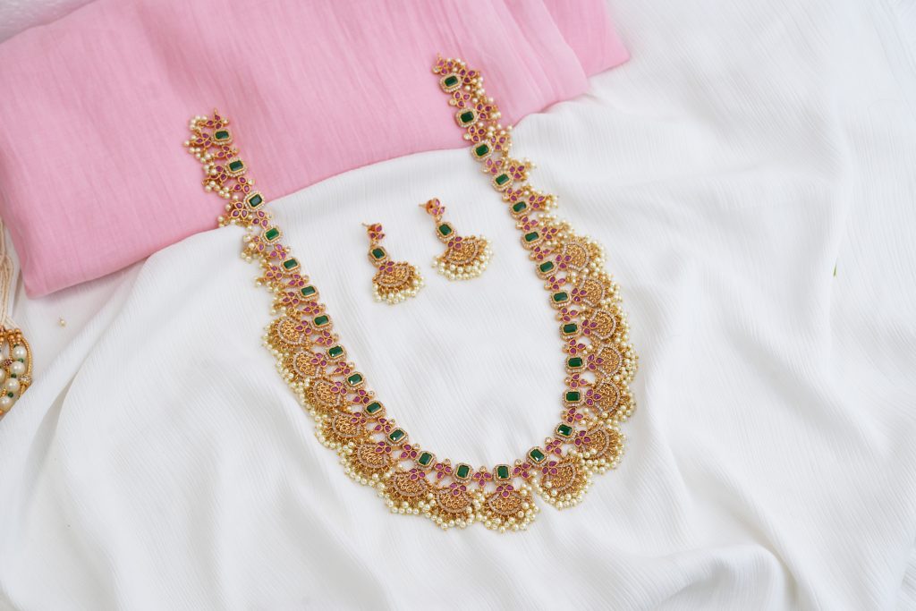 Classic Retro Earrings With Green Stones And Pearls